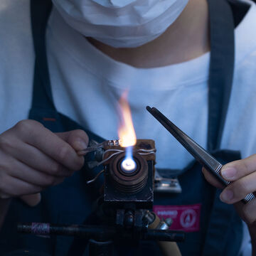 HARIO Lampwork Factory: Inheriting techniques of artisans to create heat-resistant glass accessories with hand work that passes down the legacy.